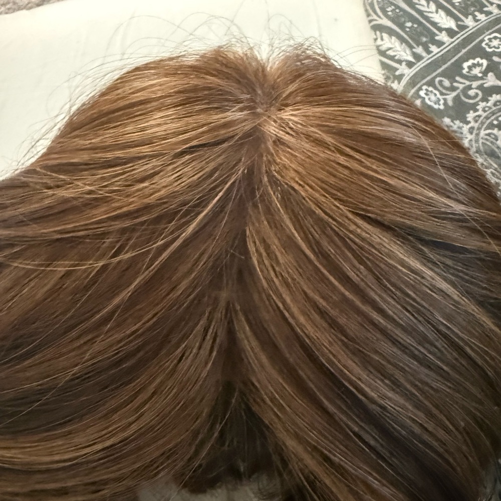 Luxurious Honey-Glazed Brown Synthetic Wig with Natural Part